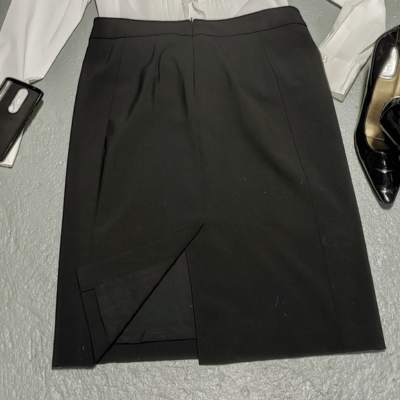 Black Banana Republic stretch skirt. - Picture 6 of 8